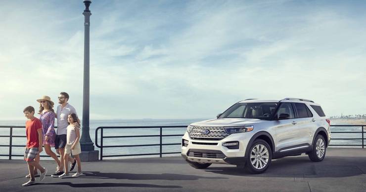 Famille marchant devant un Ford Explorer